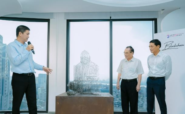 Hình ảnh bài viết: Hà Nội ra mắt tượng “cha đẻ” Bitcoin Satoshi