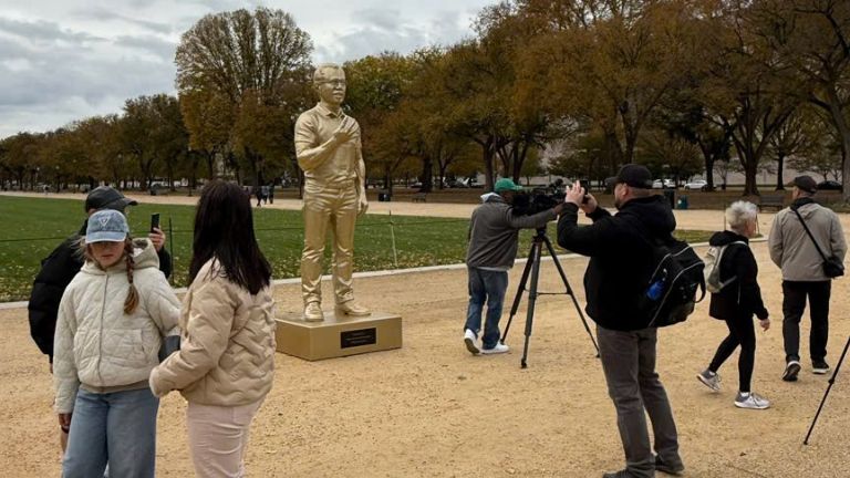 CZ được tạc tượng vàng trước Quốc hội Mỹ sau lệnh ân xá của Trump! Hình ảnh bài viết: CZ được tạc tượng vàng trước Quốc hội Mỹ sau lệnh ân xá của Trump!