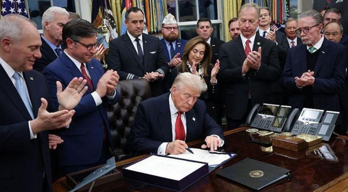 Hình ảnh bài viết: Tổng thống Donald Trump ký luật ngân sách – Chính phủ Mỹ chính thức mở cửa trở lại sau 43 ngày